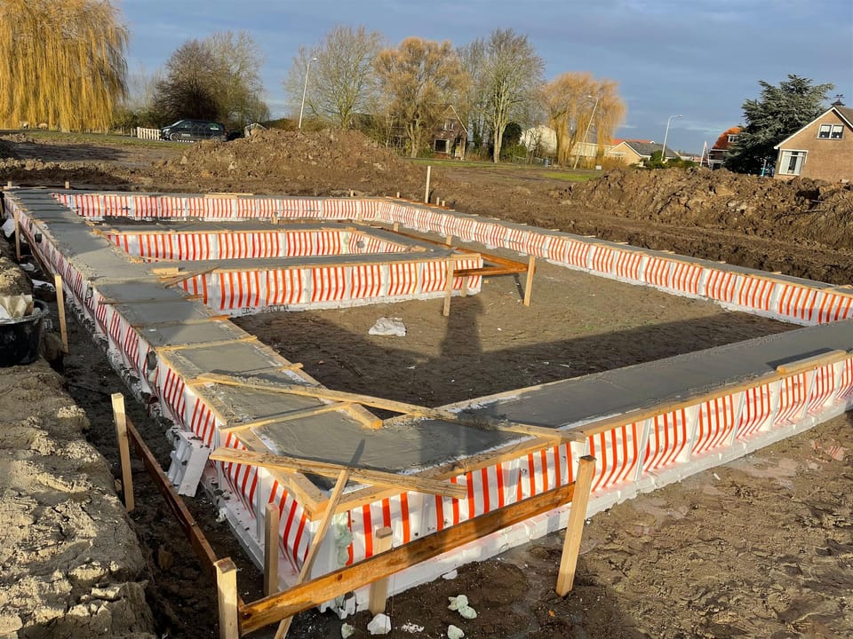 Bouwput met bekisting voor een nieuwe fundering, werk in uitvoering